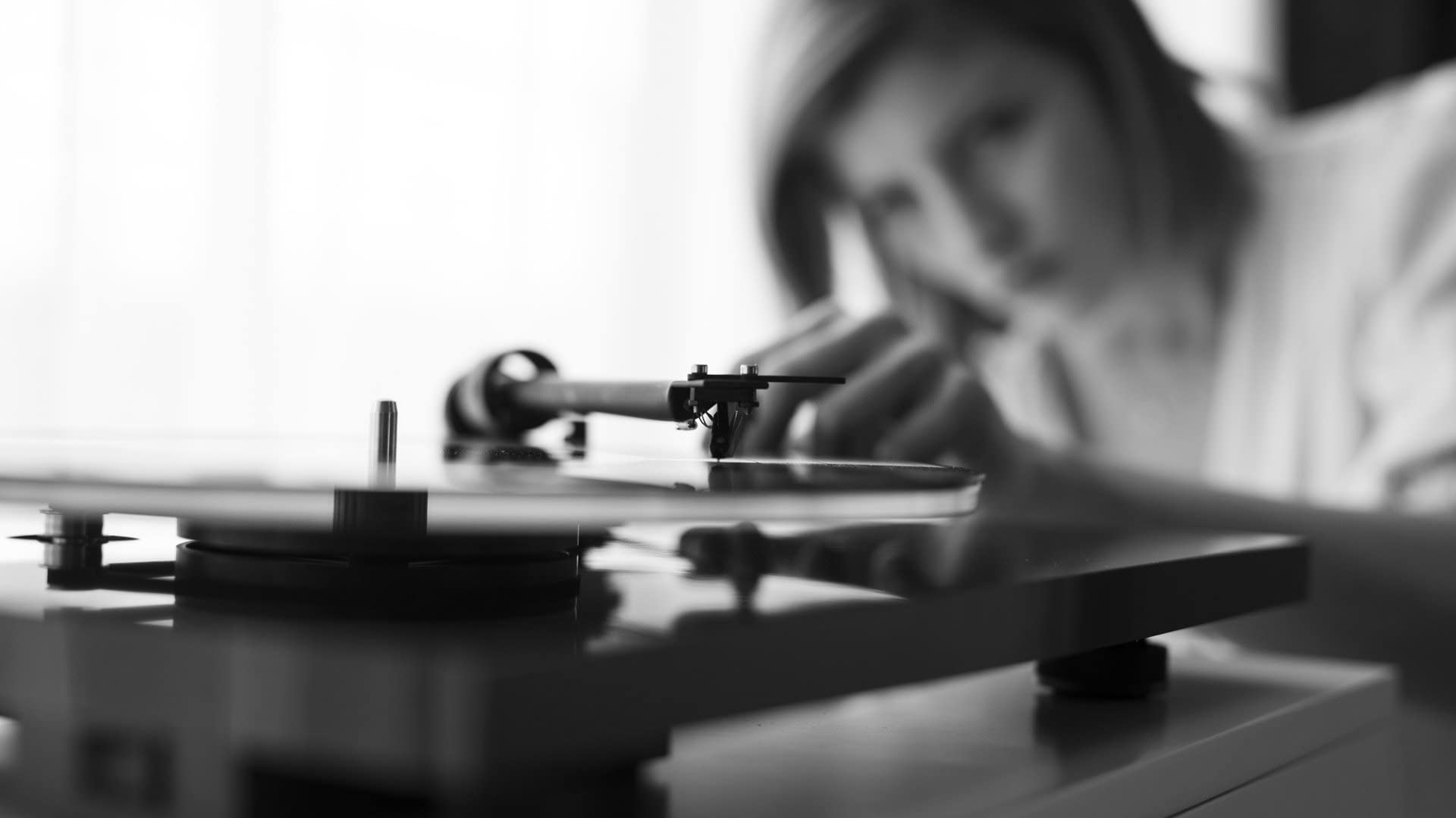 Pro Ject T1 Turntable (Piano Black)