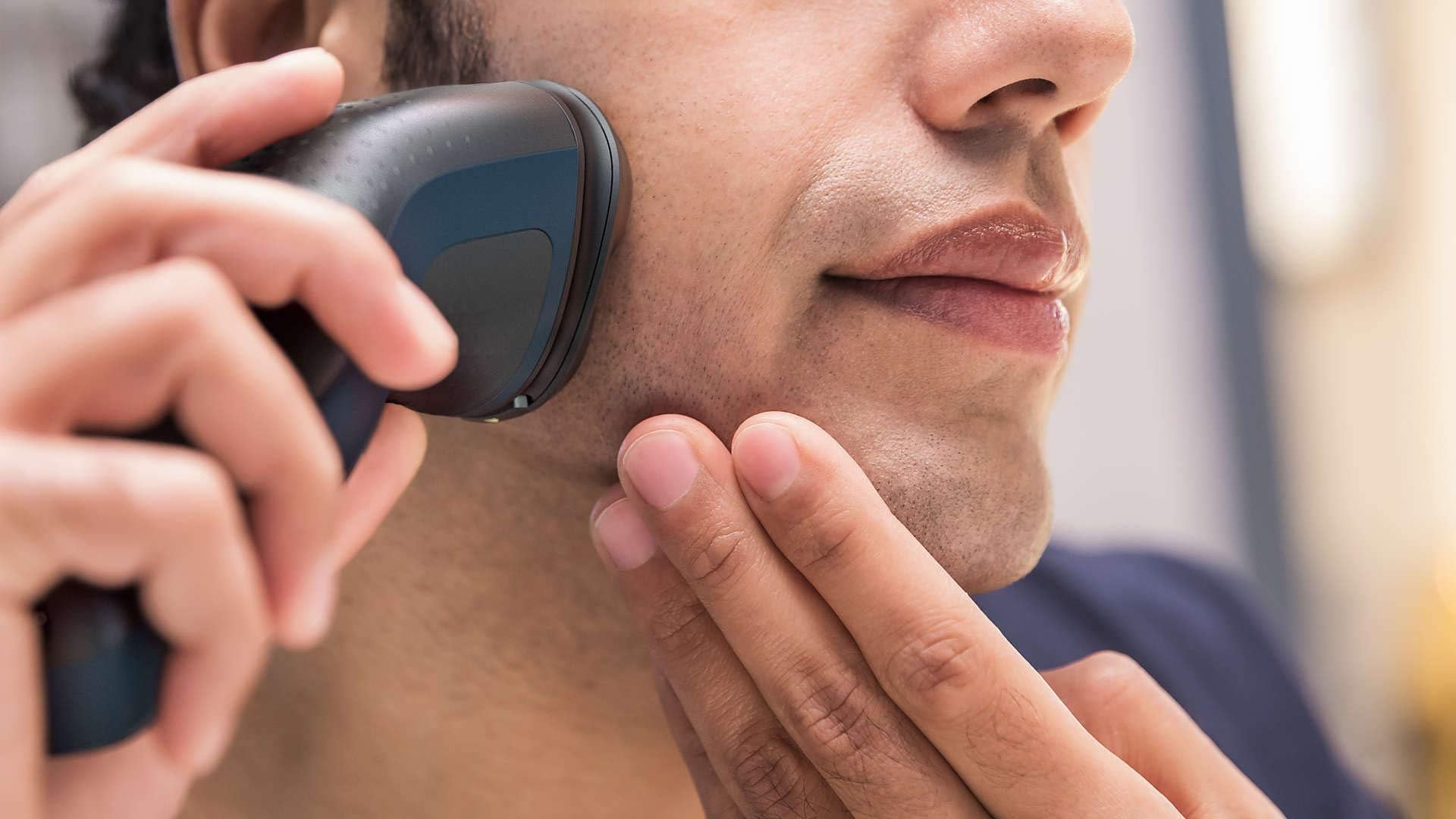 Philips Norelco Shaver Series 1000 Wet Or Dry Electric Shaver, Comfortcut Blades, 3 Directional Flex Heads, One Touch Open, 40 M