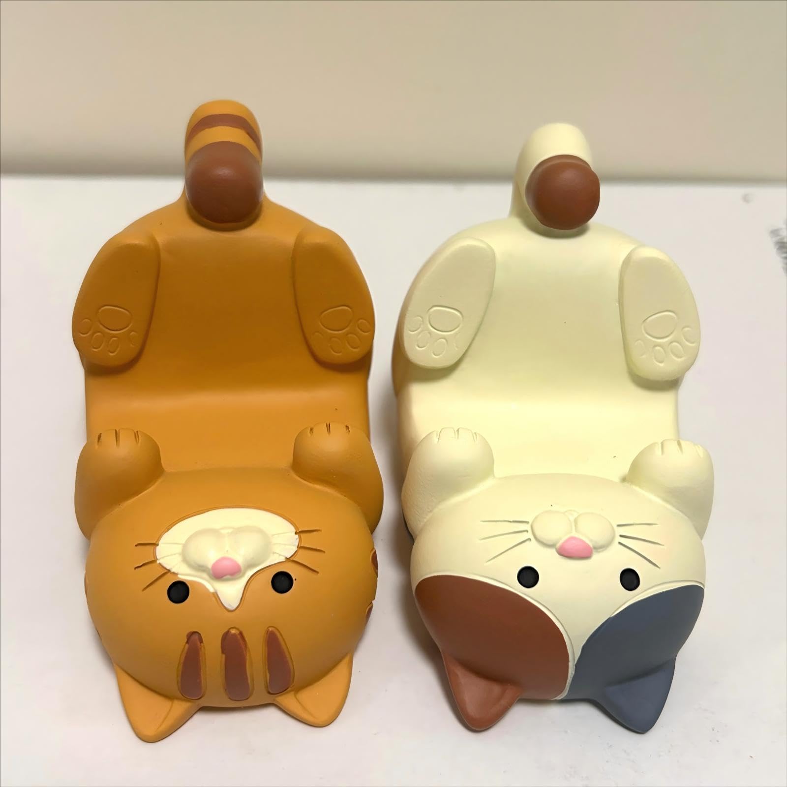 Cute Cat Phone Stand Set, 2-Pack Desktop Cell Phone Holders, Orange and White Kitty Design, Funny Gifts for Cat Lovers, Resin De