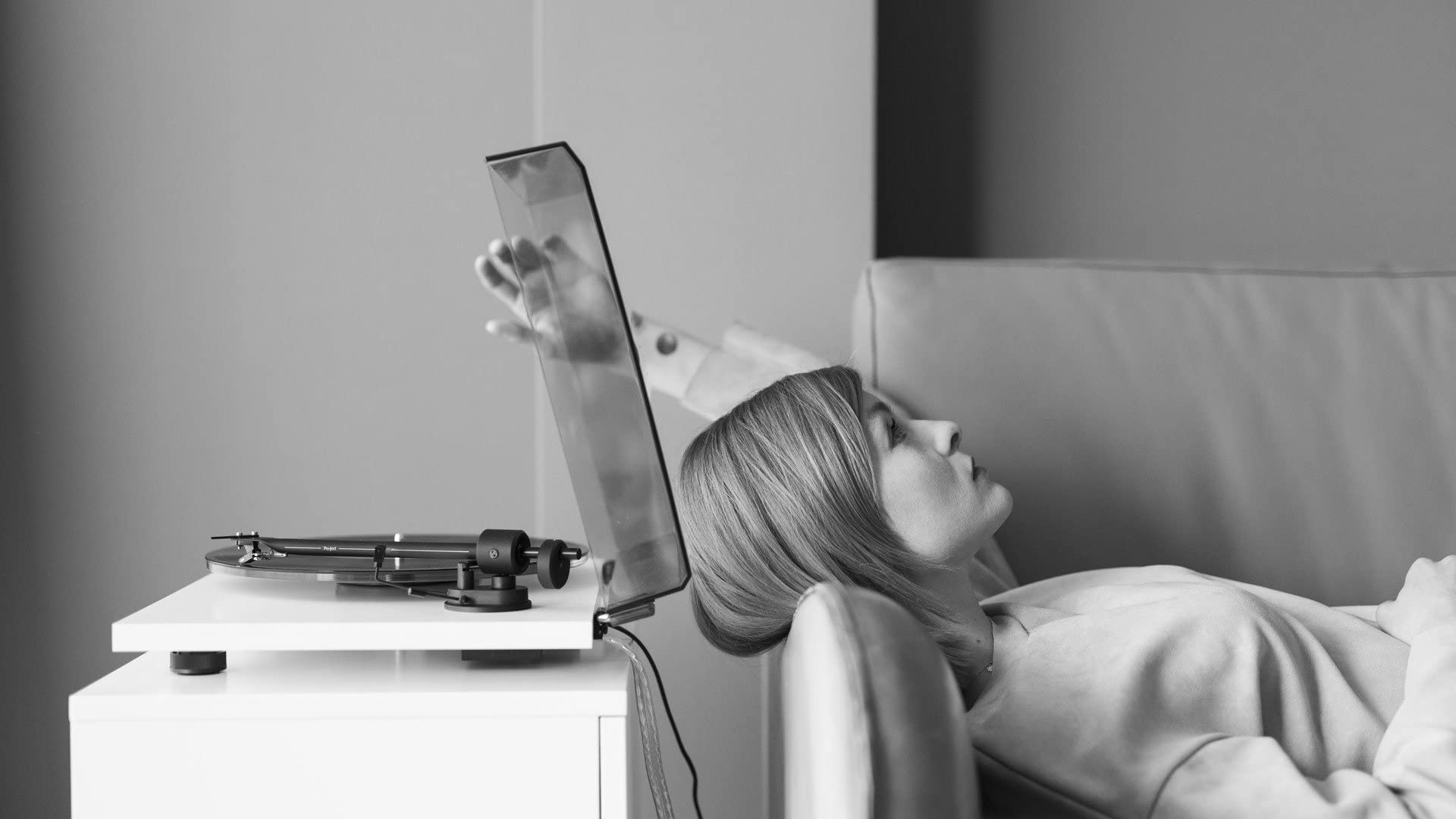 Pro Ject T1 Turntable (Piano Black)