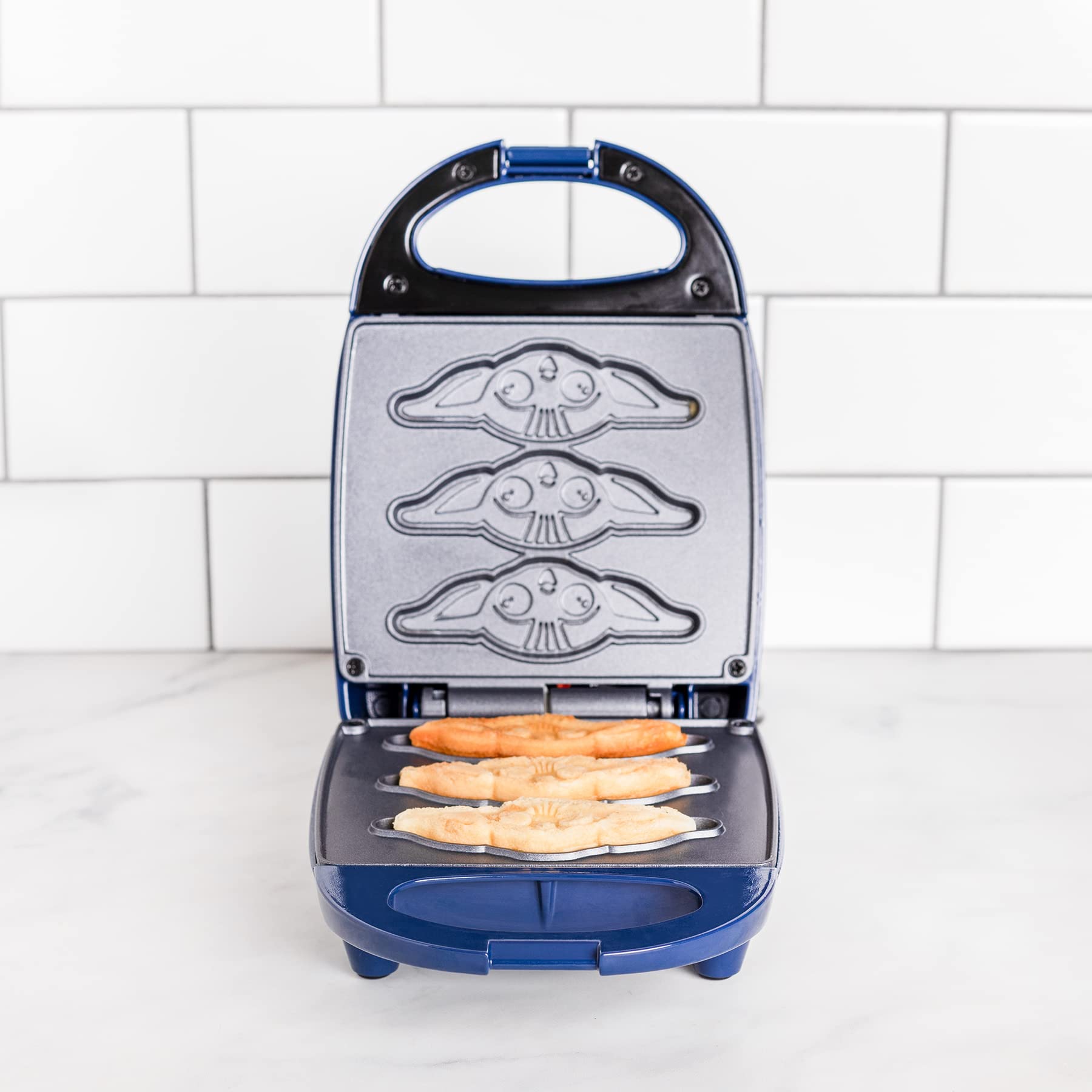 Uncanny Brands Star Wars The Mandalorian Grogu Cake Pop Maker- Baby Yoda Treats - Makes 3 Child Cake Pops