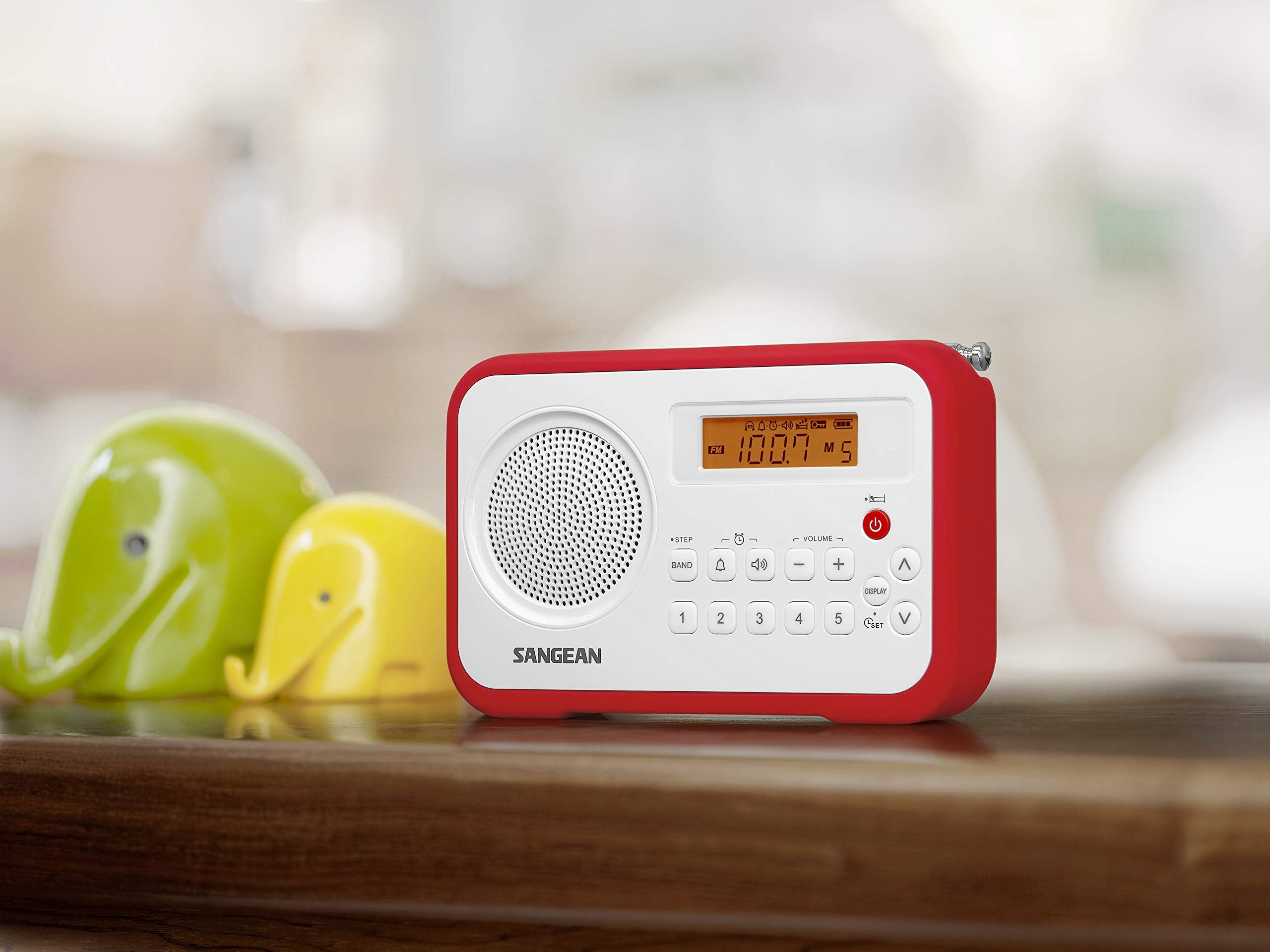Sangean Pr D18Rd Am/Fm/Portable Digital Radio With Protective Bumper (White/Red)