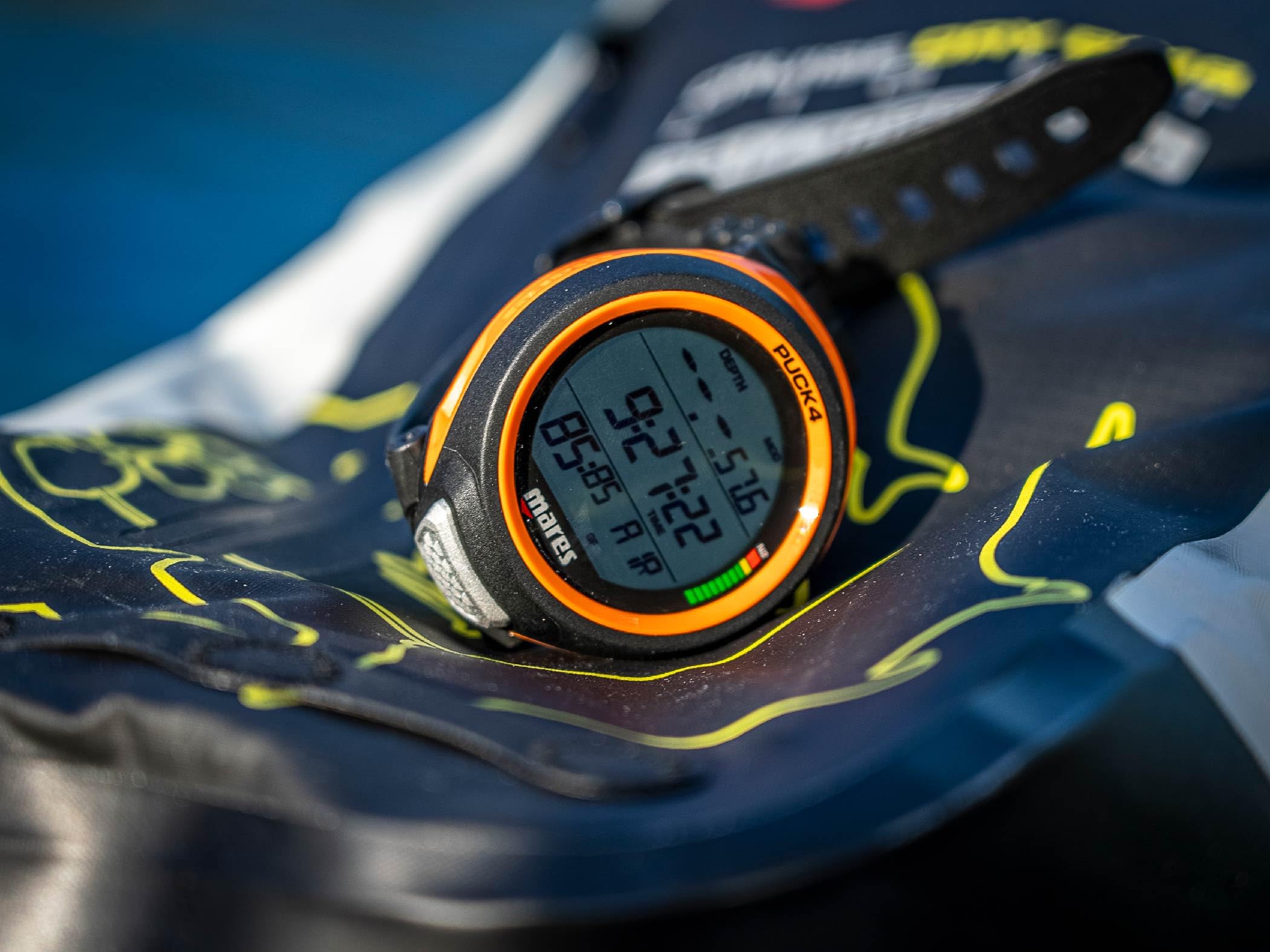 Mares Puck 4 Wrist Dive Computer | Entry-Level Watch-Style One Button Control Underwater Scuba Diving Computer, Black/Orange