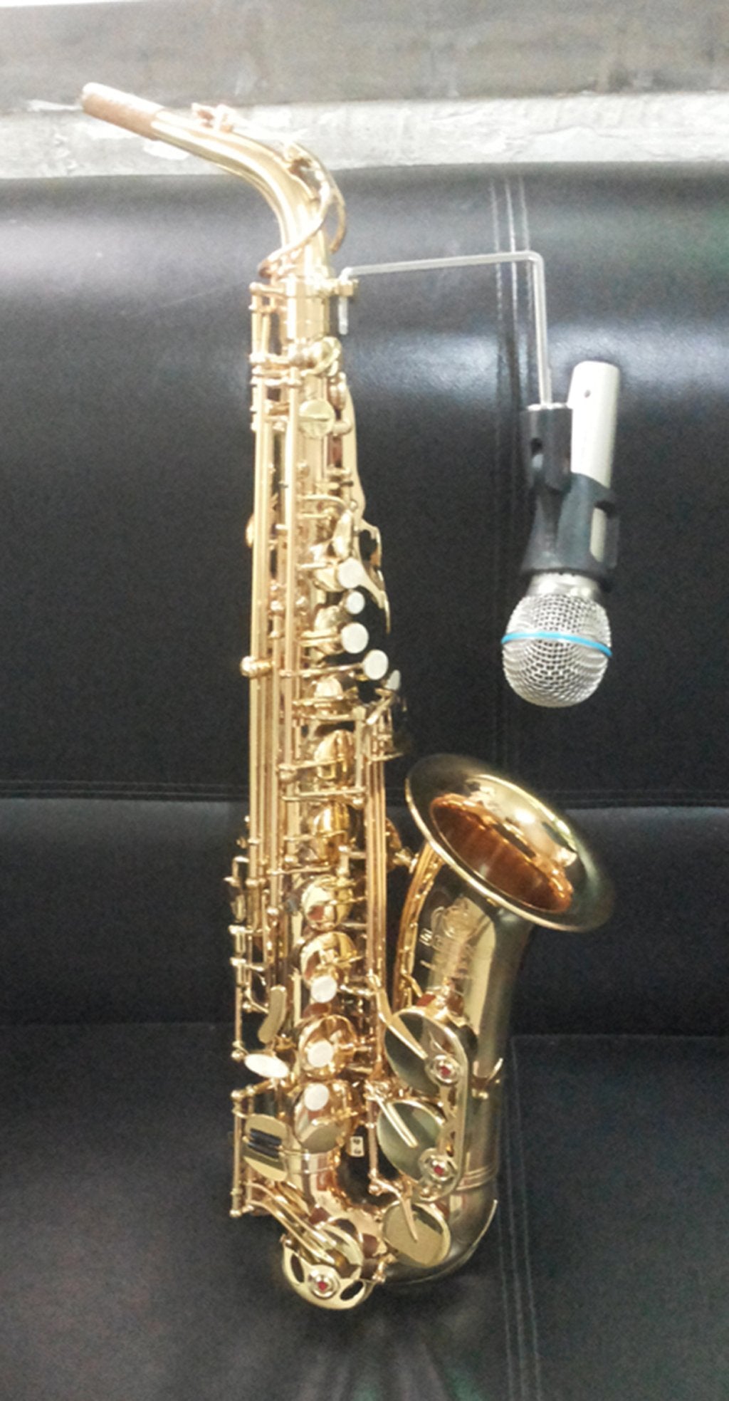 Saxophone Microphone Clip-On Clip Sax Wireless Mic Holder Stand