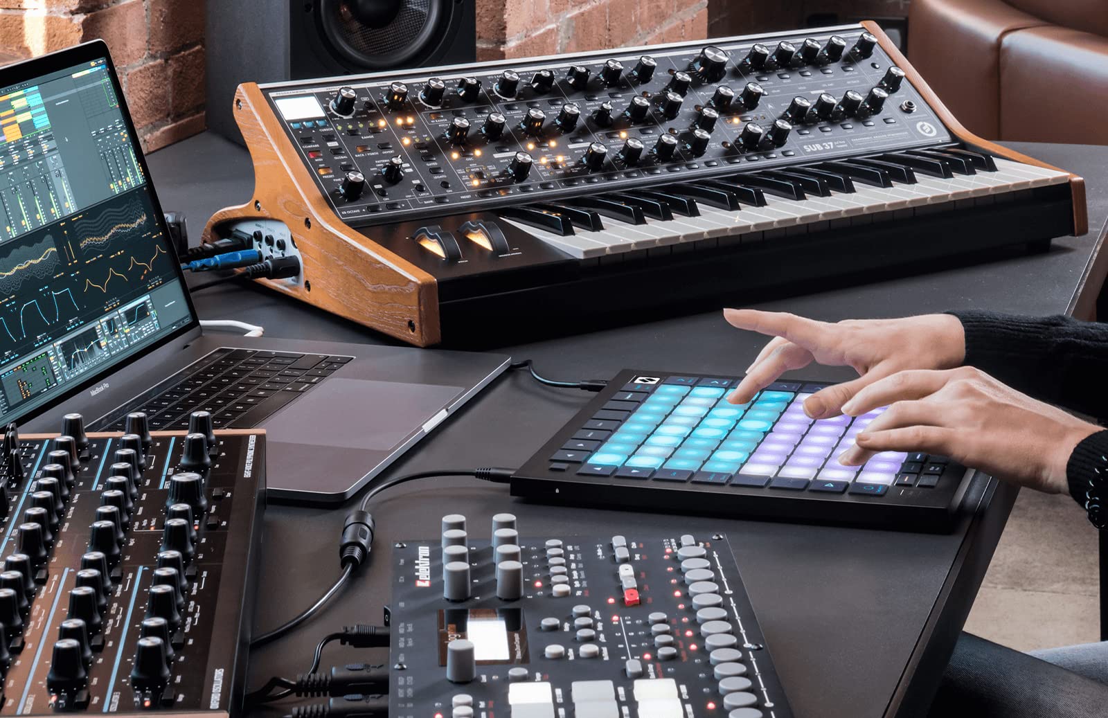 Novation Launchpad Pro Mk3, Midi 64 Grid Controller And Sequencer For Ableton Live, Logic Pro And Hardware, 64 Sensitive Rgb Pad