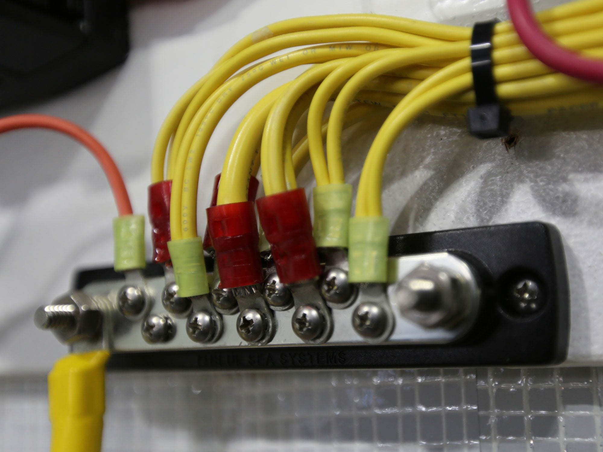 Blue Sea Systems 2300 150 Amp Common Busbar With 10 Screws And A Cover