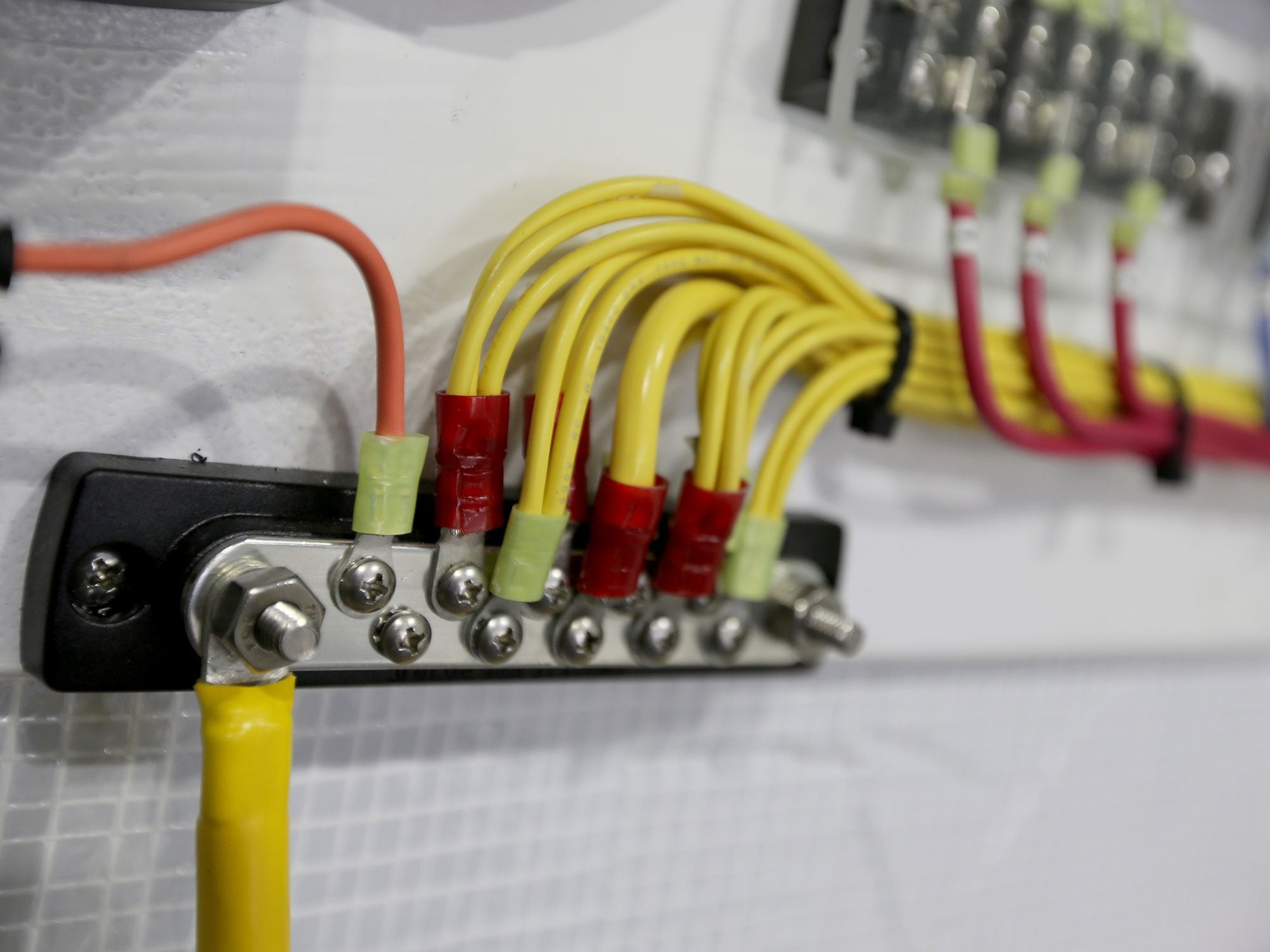 Blue Sea Systems 2300 150 Amp Common Busbar With 10 Screws And A Cover