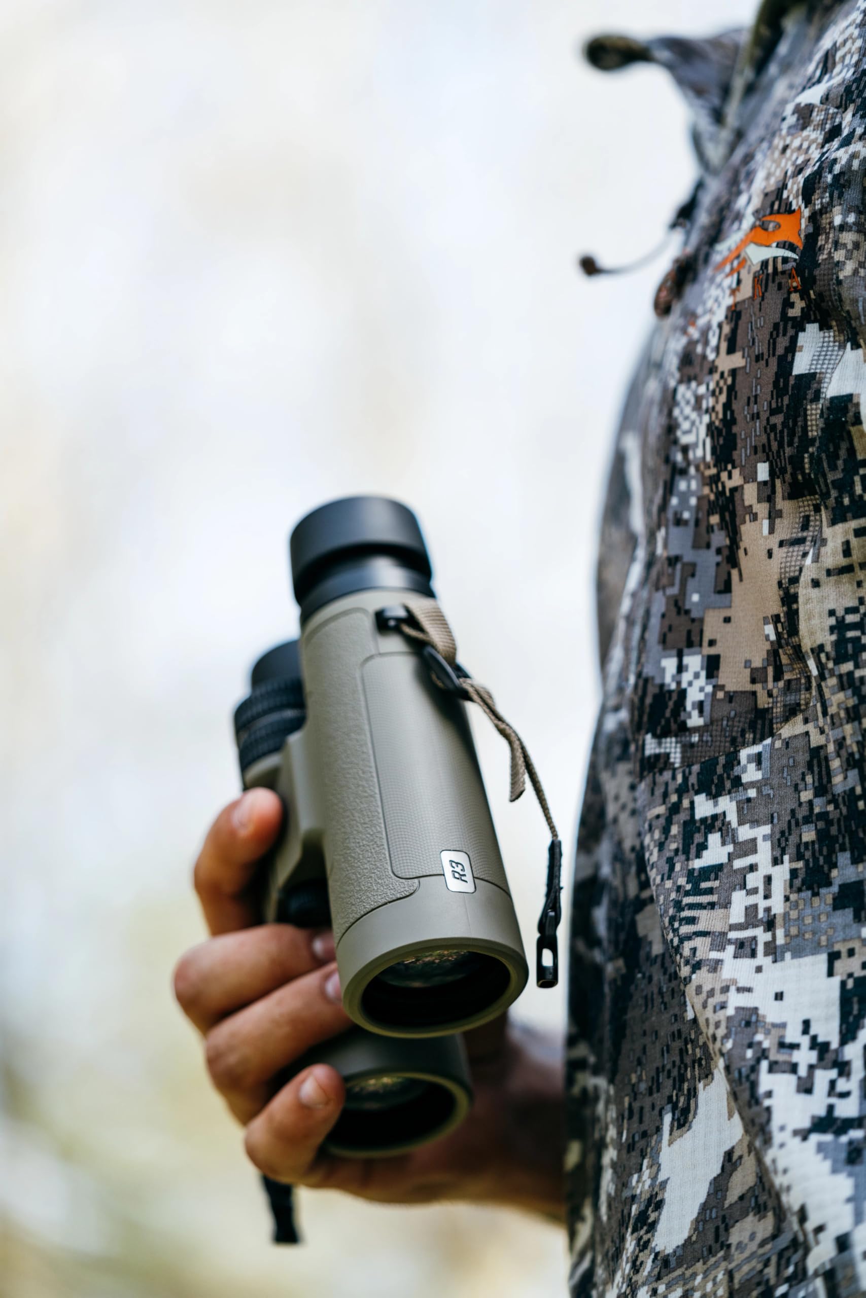 Bushnell R3 10X42 Binoculars With Vault Lite Bino Chest Harness, Hd Optical System, Fully Multi-Coated Lenses, Exo Barrier, Ipx7