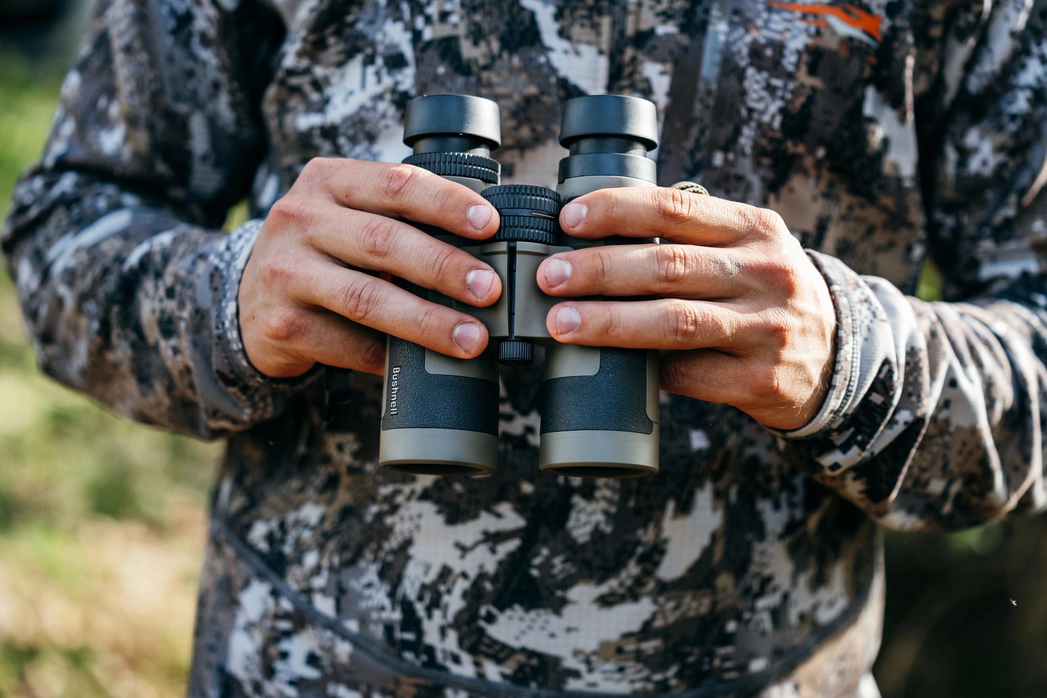 Bushnell R5 10X42 Binoculars With Vault Lite Bino Chest Harness, Phase 3 Coatings, Dielectric Coatings, Exo Barrier, Ipx7 Waterp