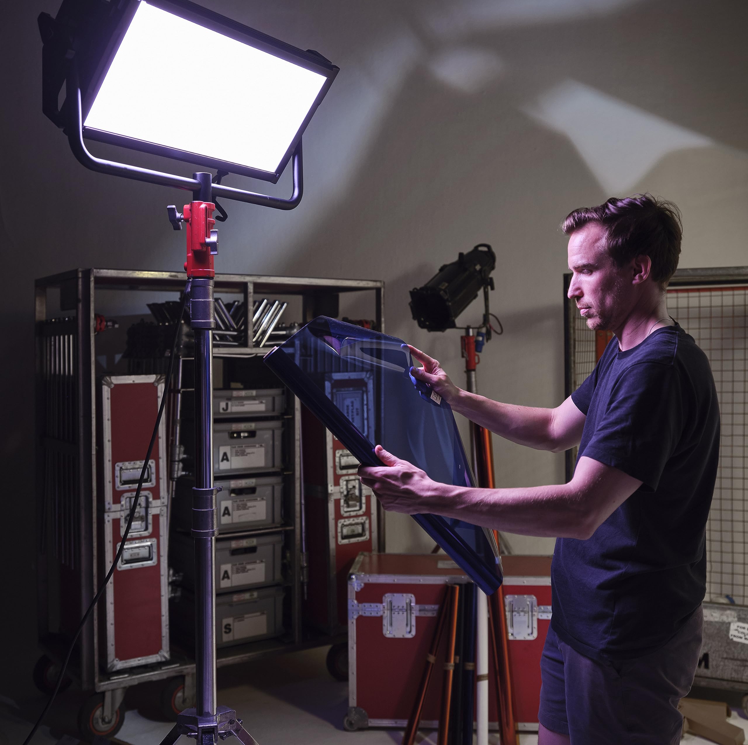 Lee Filters 203 Quarter Blue Compact Roll - 2Ft Wide Polyester Lighting Gel For Warm Tungsten To Photographic Daylight Diffusion