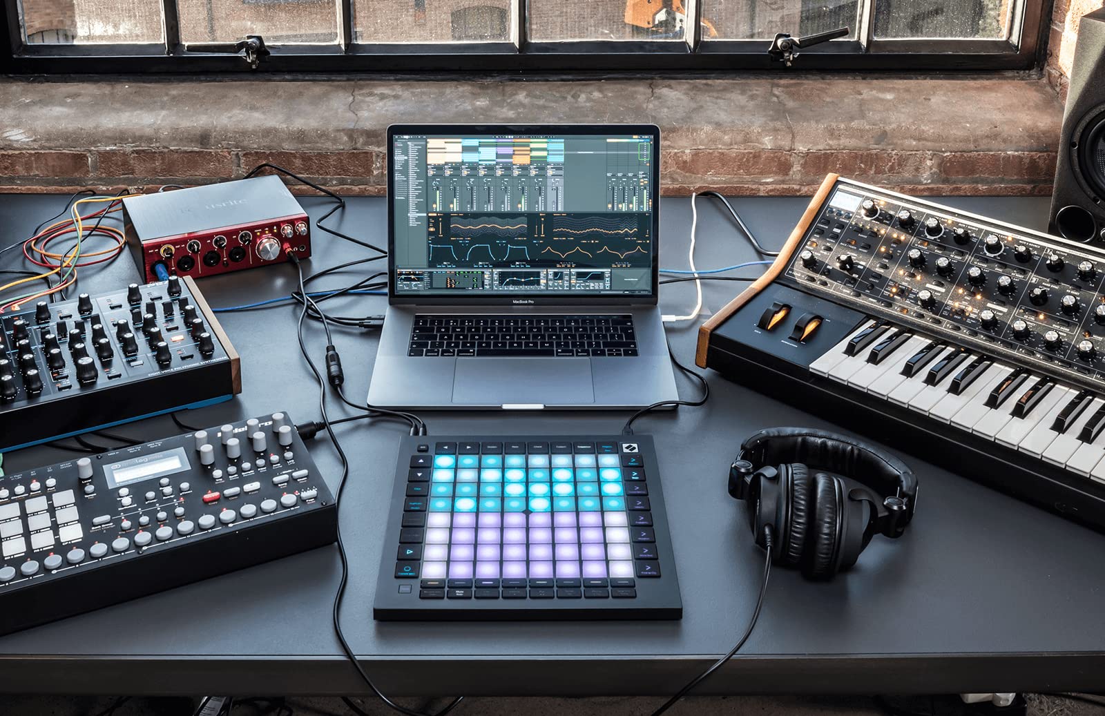 Novation Launchpad Pro Mk3, Midi 64 Grid Controller And Sequencer For Ableton Live, Logic Pro And Hardware, 64 Sensitive Rgb Pad