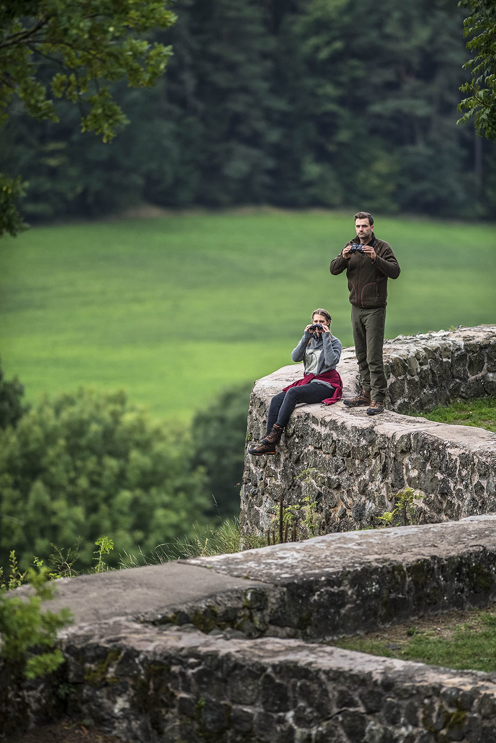 Steiner Safari Ultrasharp Binoculars Compact Lightweight Performance Outdoor Optics, 10X42