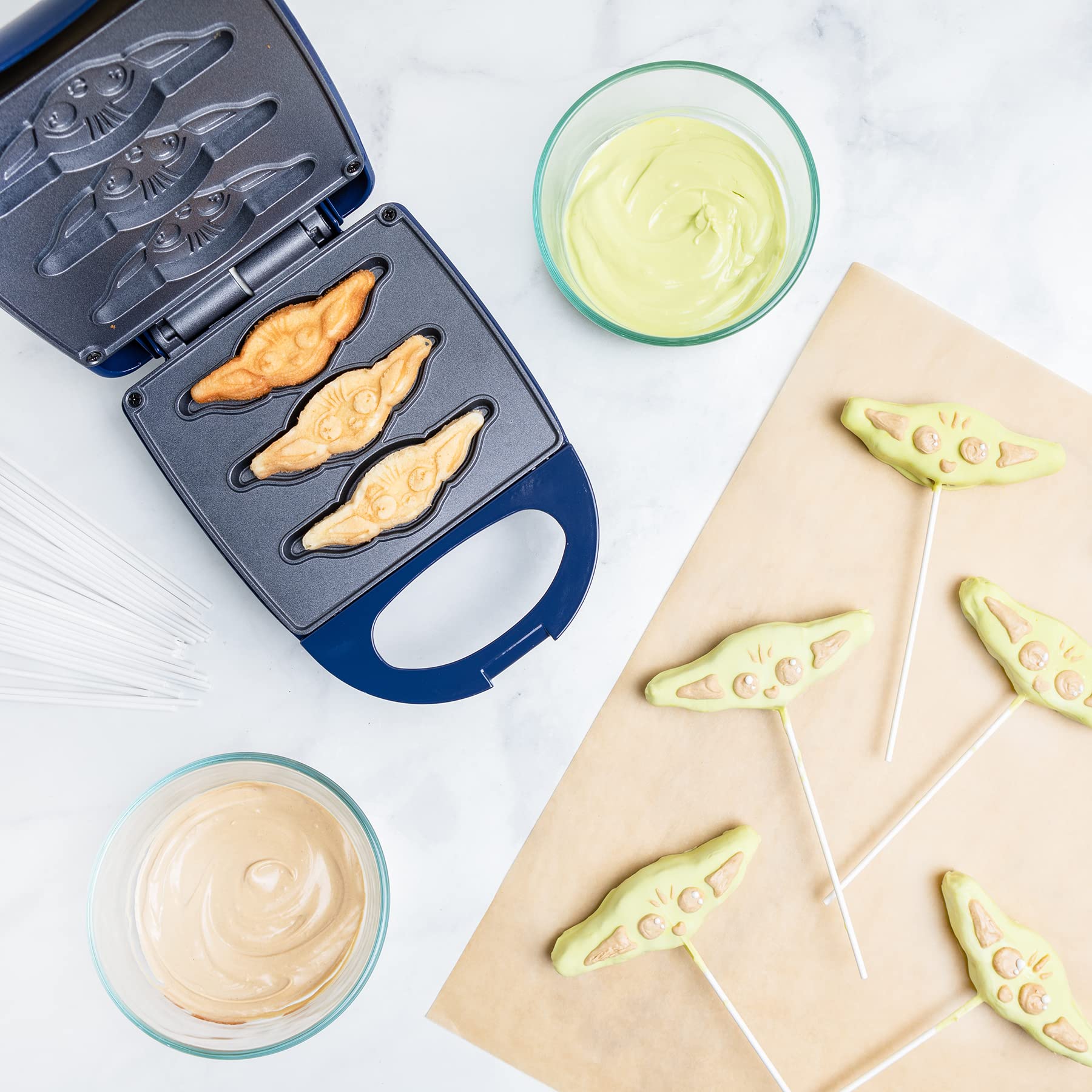 Uncanny Brands Star Wars The Mandalorian Grogu Cake Pop Maker- Baby Yoda Treats - Makes 3 Child Cake Pops