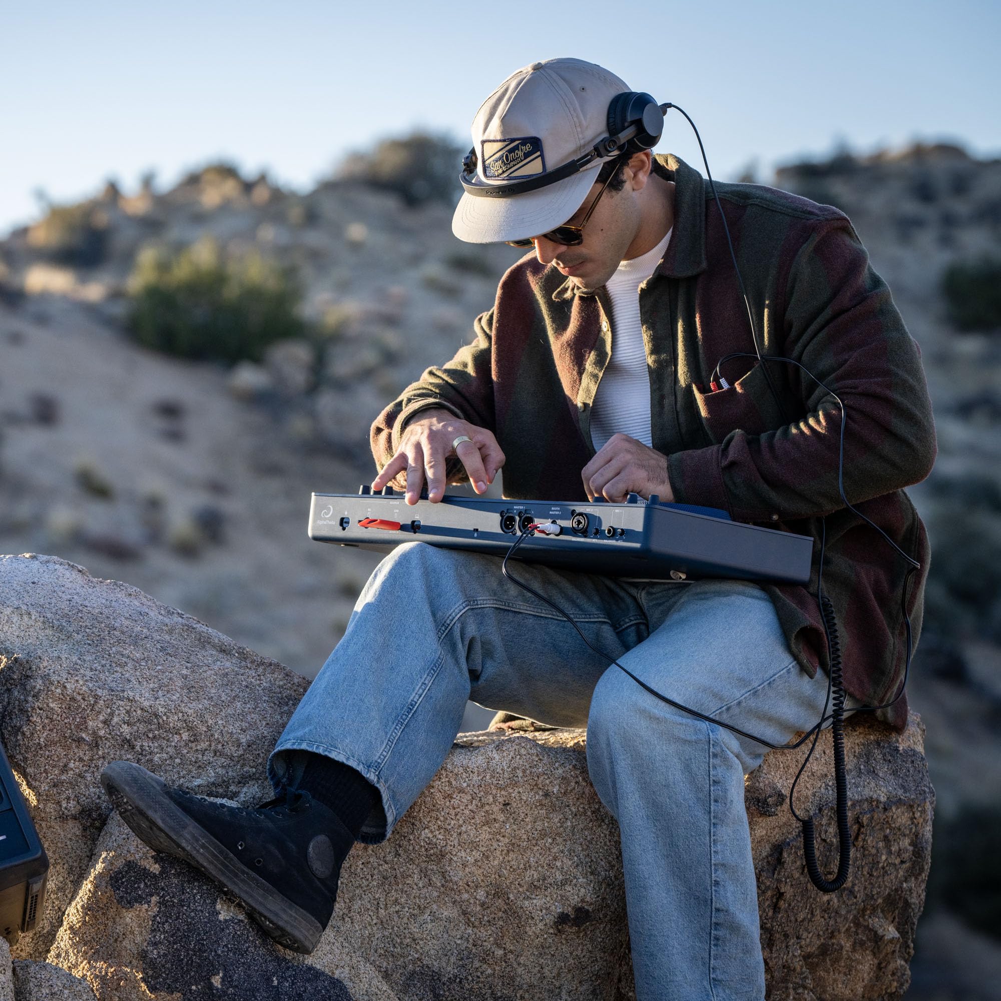 Alphatheta Omnis-Duo Portable All-In-One Battery Powered Dj Controller