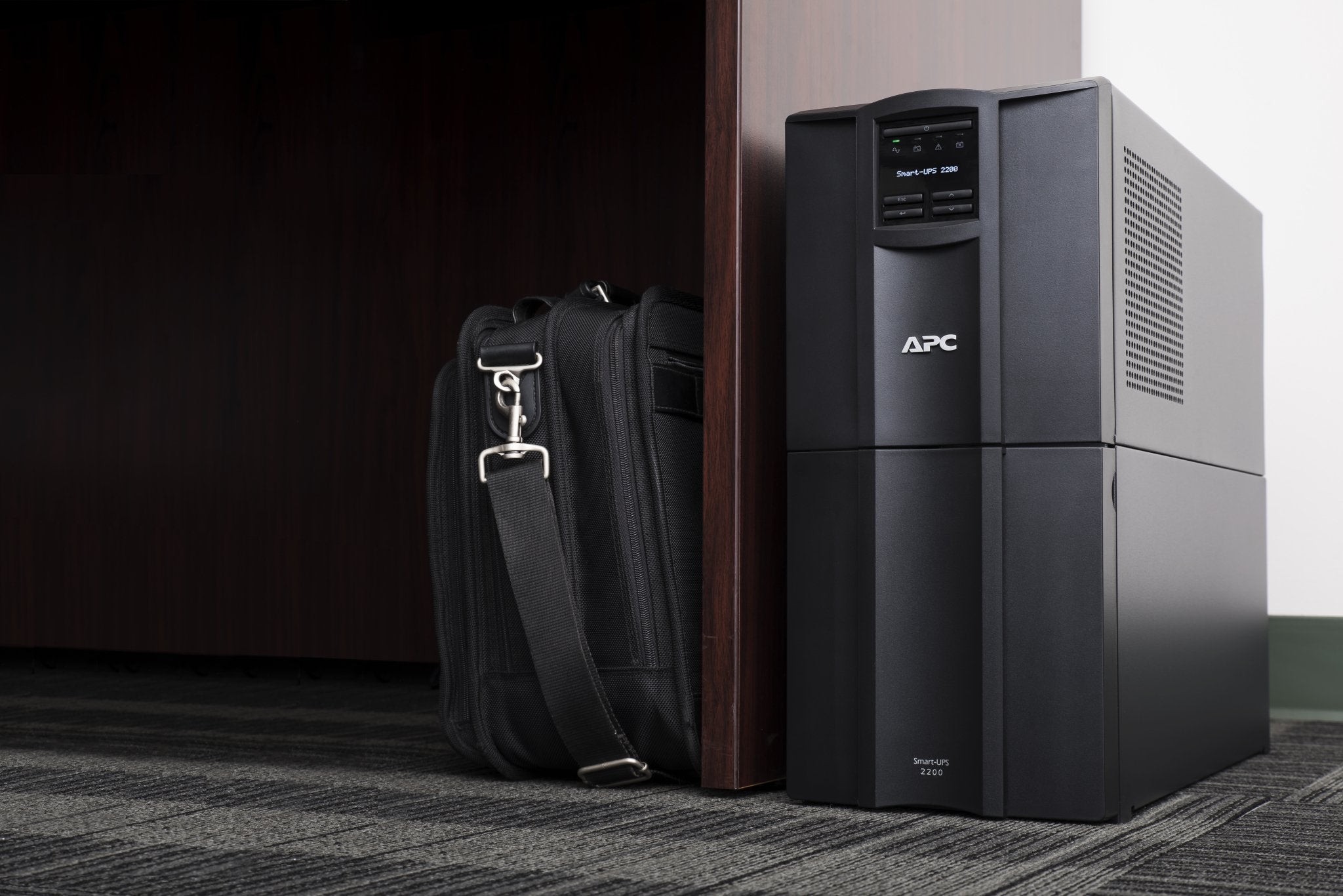 Apc 2200Va Smart Ups With Smartconnect, Smt2200C Sinewave Ups Battery Backup, Avr, 120V, Line Interactive Uninterruptible Power