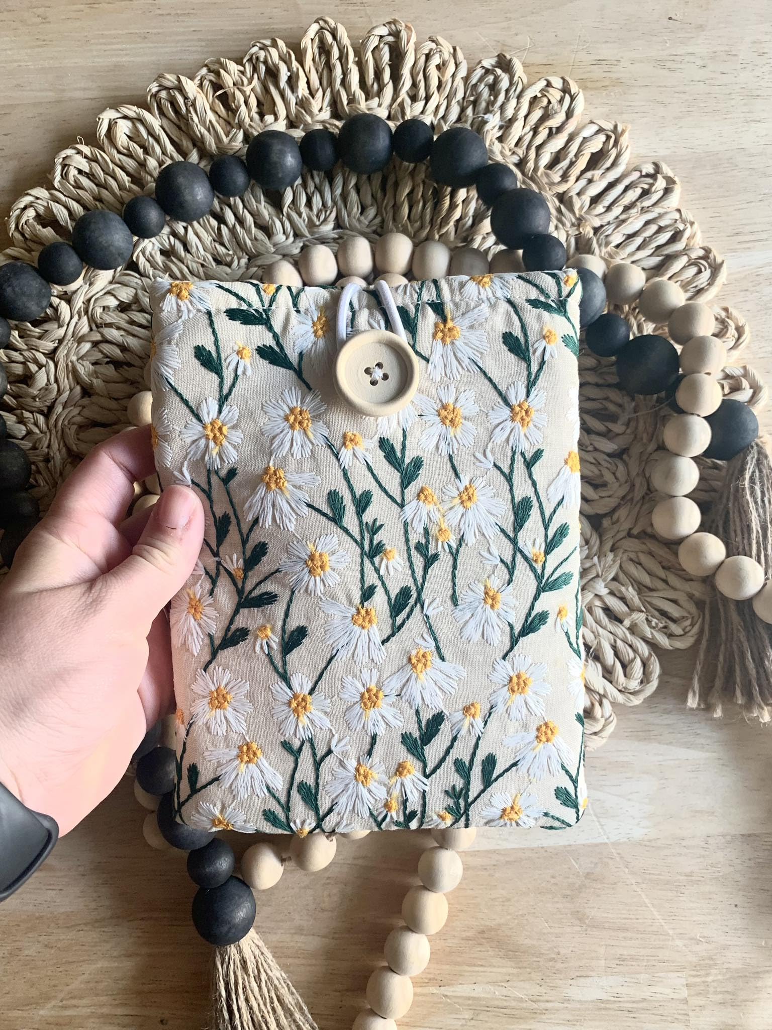 Embroidered Daisy Padded Kindle Paperwhite Sleeve E Reader Pouch (White Beige)