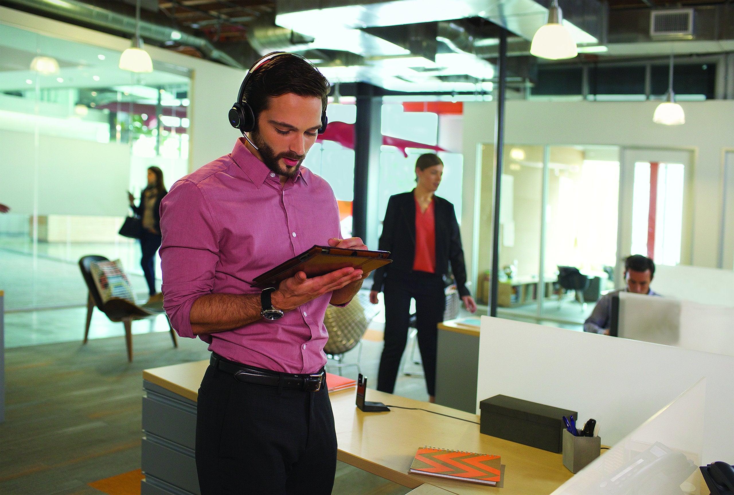 Voyager Focus Uc With Charge Stand   Discontinued