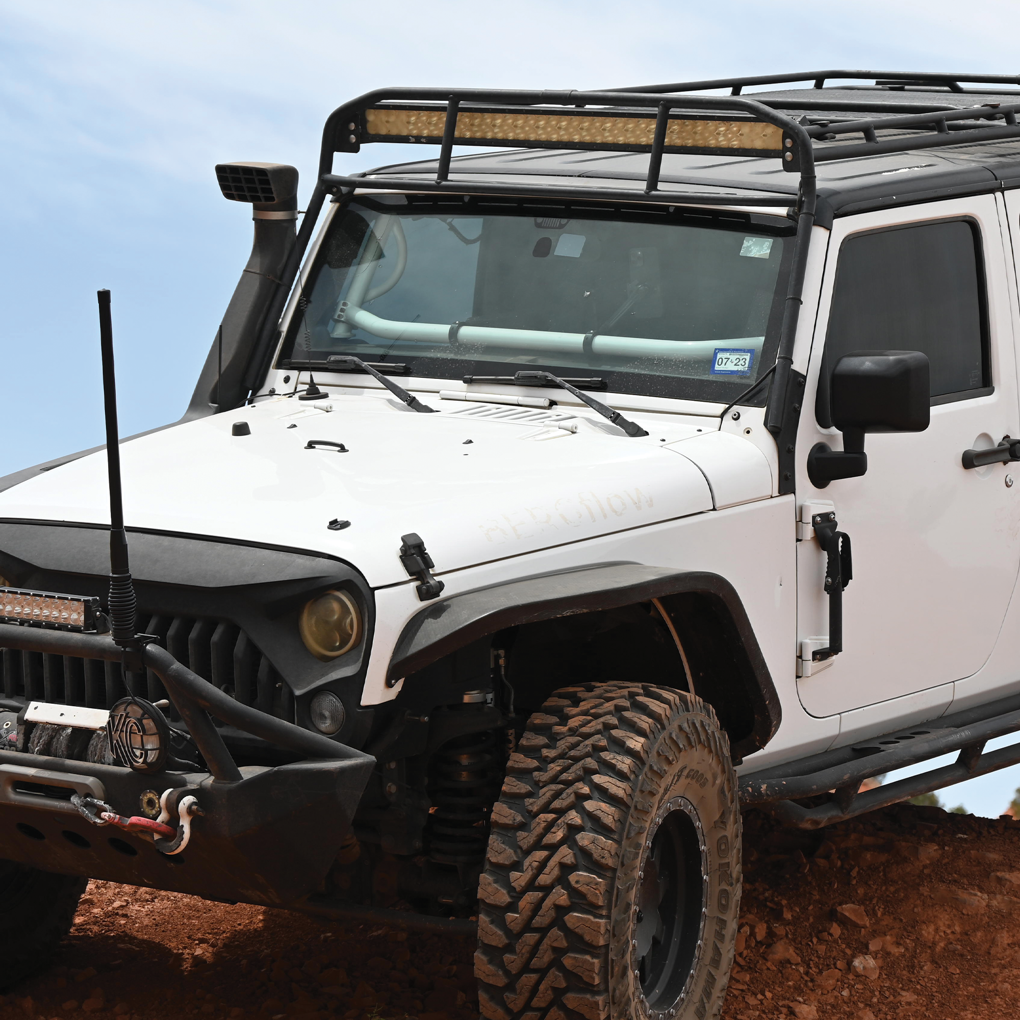 MXAT05 MicroMobile 3 dB Heavy-Duty Bull Bar Antenna | Highland