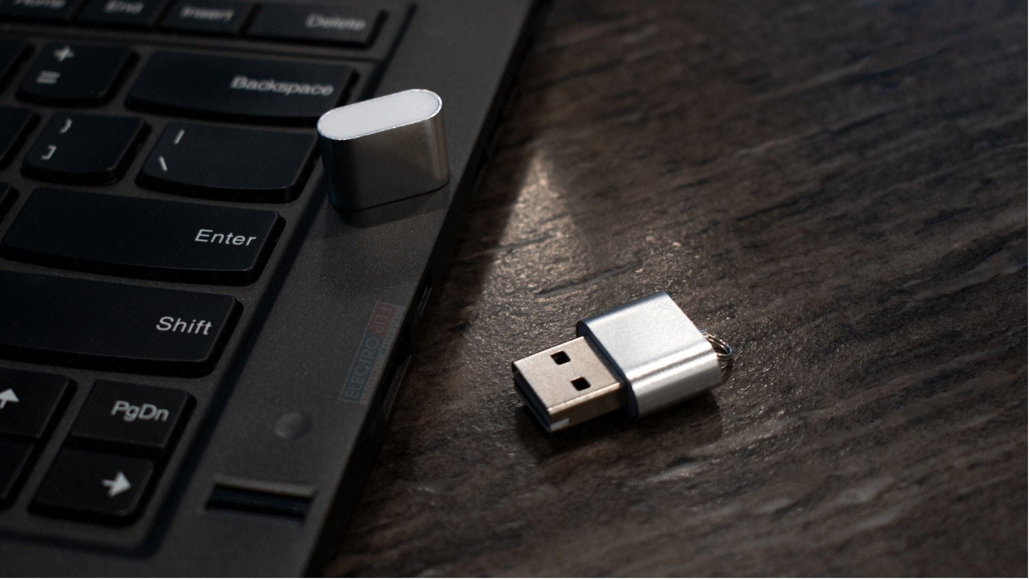 MicroSD USB Card Reader Aluminum Construction High-Speed Transfer(D0102HXBR3X.)